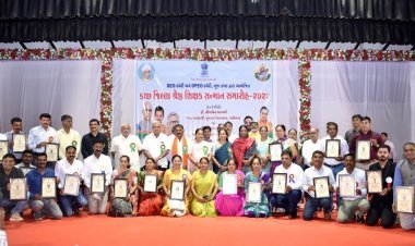 'શિક્ષક કભી સામાન્ય નહીં હોતા' - અને ભુજમાં નેતાઓએ એવોર્ડ વિજેતા શિક્ષકોને ઘૂંટણીએ પાડ્યા...