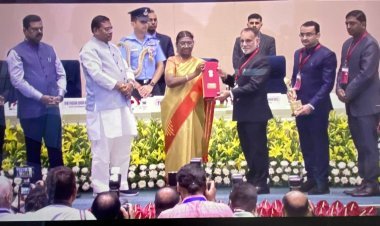 ગુજરાત રાજ્યના છ જિલ્લા કલેક્ટરને ભારતના રાષ્ટ્રપતિએ દિલ્હી ખાતે વર્ષ 2023ના 'ભૂમિ સન્માન' એવોર્ડથી સન્માનિત કર્યા, જાણો શા માટે આ એવોર્ડ આપવામાં આવે છે...