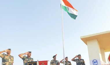 BSF Rajasthan Frontier : राजस्थान में सीमा सुरक्षा बल ने भारत पाकिस्तान अन्तर्राष्ट्रीय सीमा पर सीमा चौकी पूनम में राष्ट्रीय ध्वज फहराकर स्वतंत्रता दिवस मनाया