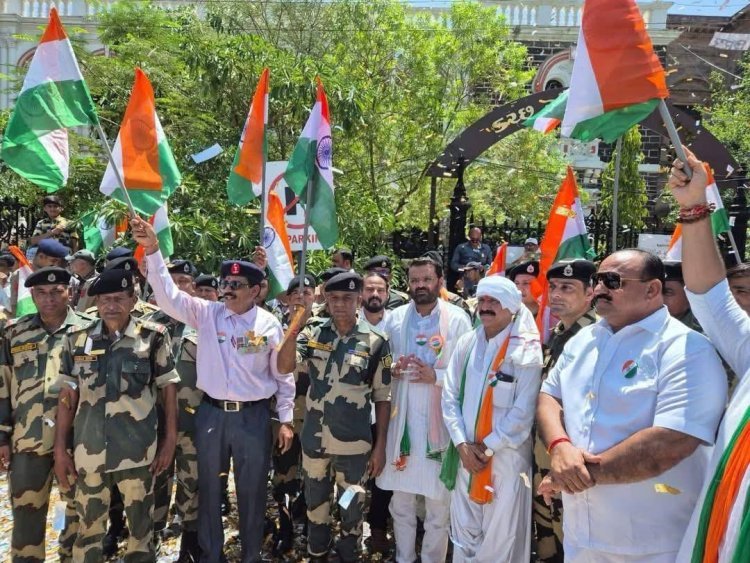 BJP Tringa Yatra : ભુજમાં ભાજપની તિરંગા યાત્રામાં SP સહીત પોલીસ, હોમગાર્ડ અને BSFના જવાનો જોવા મળ્યા, જયપુરમાં ધારાસભ્યે તિરંગાથી પરસેવો લૂછતાં વિવાદ થયો