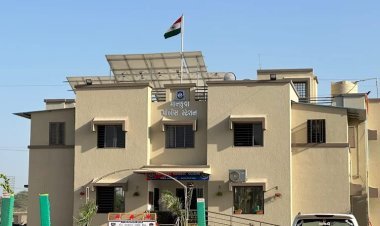 SMC raid in West Kutch Police Mankuva : પશ્ચિમ કચ્છની પ્રામાણિક પોલીસનો  પર્દાફાશ, SMCની ટીમએ એક મહિનામાં બીજી રેડ કરી, આ વખતે માનકુવા પોલીસ મથકની હદમાં કેરા પાસે કટિંગ થઈ રહેલો શરાબનો જથ્થો પકડ્યો