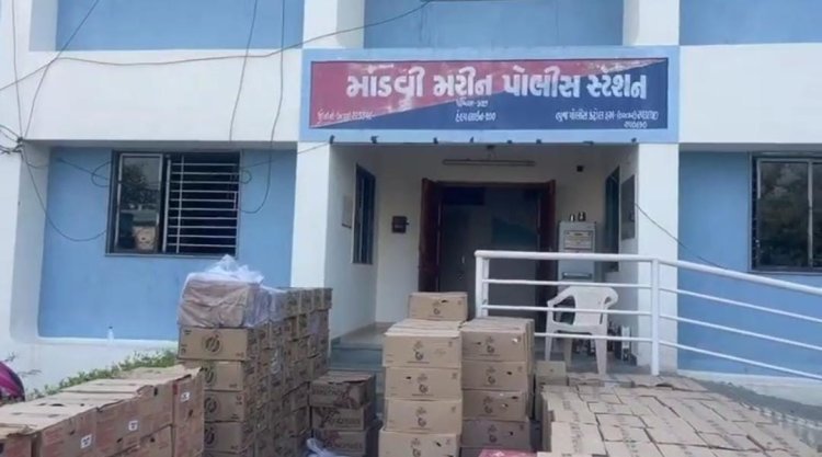 West Kutch Police Tragdi SMC Raid : સામાન્ય બાઈક ચોરીનો ઢંઢેરો પીટતી ભુજ LCBએ ત્રગડી SMC રેડના આરોપીને પકડી રિમાન્ડ પણ લઈ લીધા, કોઈને ખબર ન પડવા દીધી !