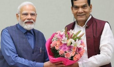 गुजरात के पूर्व IAS और यूपी के ऊर्जा मंत्री ए.के. शर्मा से लोगों ने की बिजली की शिकायत, शर्मा ने हाथ उठाकर कहा 'जय श्री राम', वीडियो में देखें बाबू से मंत्री बने शर्मा जी कैसे चल दिए