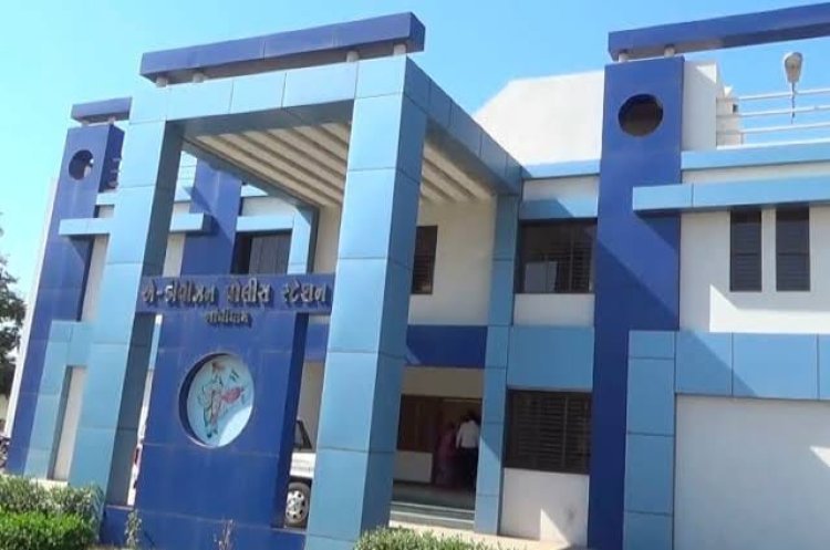 East Kutch Police Gandhidham : પૂર્વ કચ્છ પોલીસે હેડ કોન્સ્ટેબલ અને મહિલા કર્મચારીને અલગ પાડી દીધા, ગાંધીધામ શહેરના મુખ્ય બજારમાં બનેલી ઘટના બાદ પોલીસ એક્શન આવી