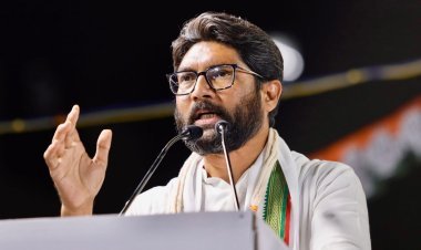 MLA Jignesh Mevani on Gujarat Police Controversy : ભુજ LCBએ જીગ્નેશ મેવાણી વિરુદ્ધની રેલીને કવરેજ કરવા મીડિયાને બોલાવ્યું, MLA મેવાણીએ કહ્યું કે ભ્રષ્ટ IPS અને ગૃહ વિભાગને રવાડે ન ચઢતા નહીંતર નોકરી ગુમાવશો