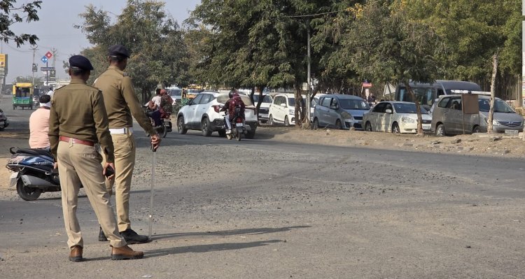 હે ભાજપ સરકાર, મધ્યપ્રદેશના CM (ચીફ મિનિસ્ટર)ને સાચવ્યા તેમ કચ્છના CM (કોમન મેન)ની પણ દરકાર કરો ને, VIP કાફલાને લીધે લોકો અટવાયા