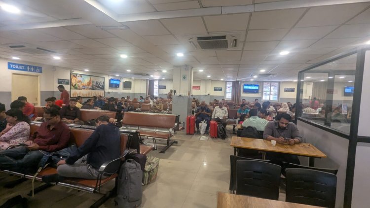 Indian Railway : मुफ्त वाले एसी वेटिंग रूम की सुविधा के लिए रेलवे ने शुल्क लगाकर सिर्फ दो महीनों में यात्रिओ से 25 लाख रुपये वसूले !